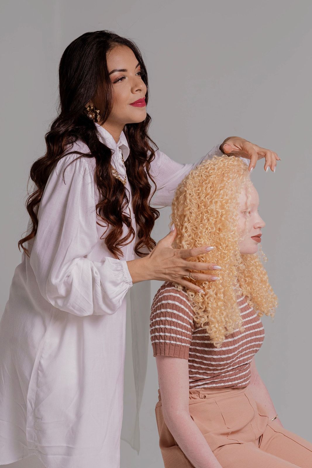 Profissional ajustando o cabelo de uma cliente