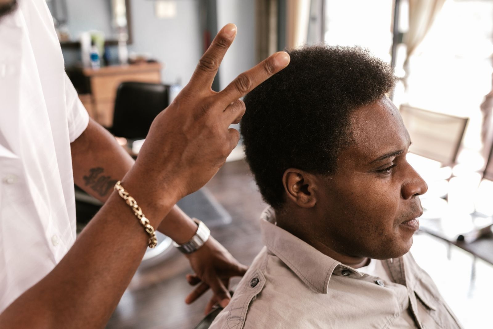 Cliente e profissional conversando na cadeira